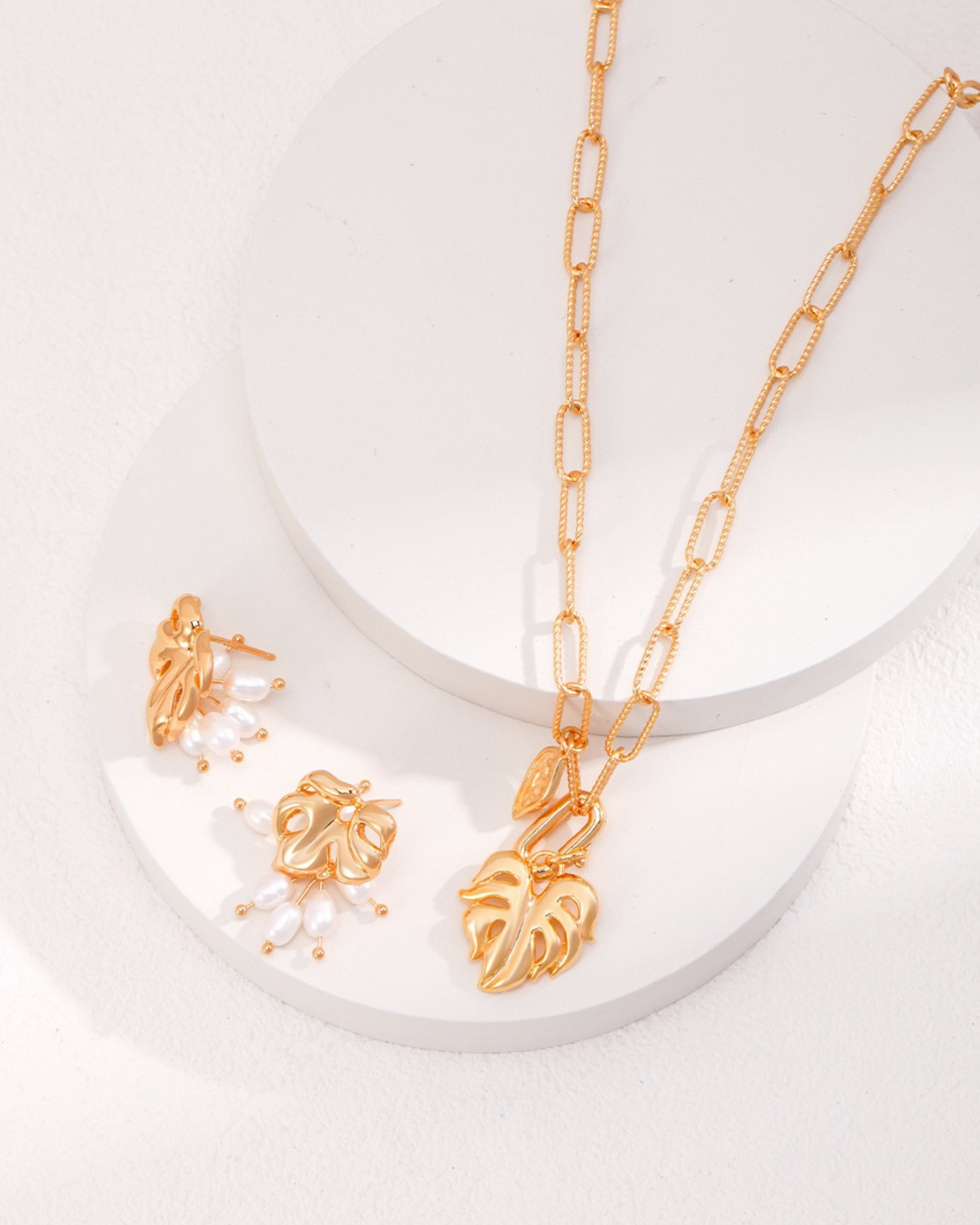 Leaf Pendant Chain Necklace