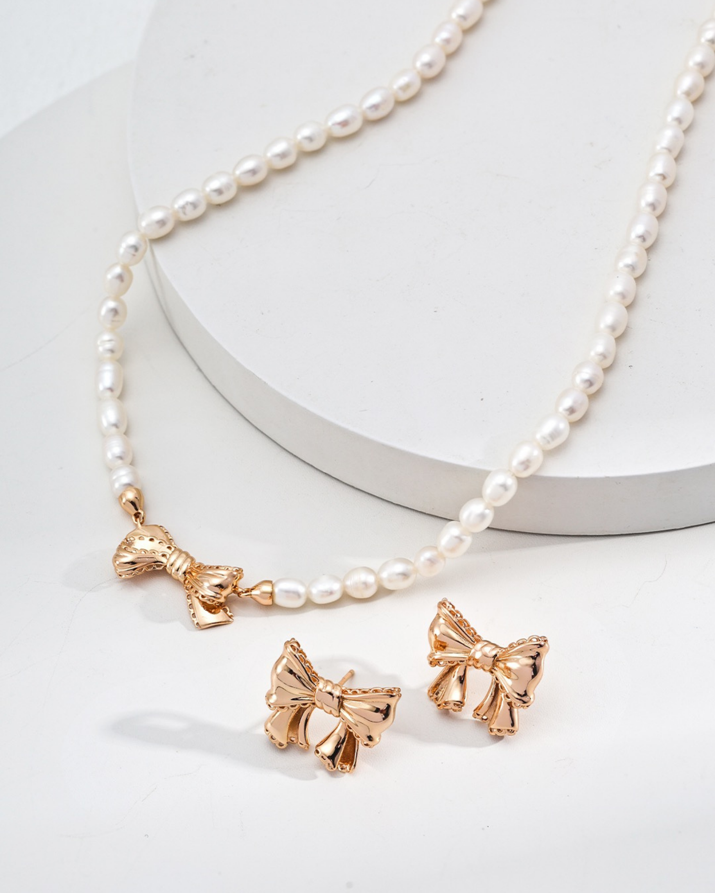 Graceful Pearl Bow Necklace