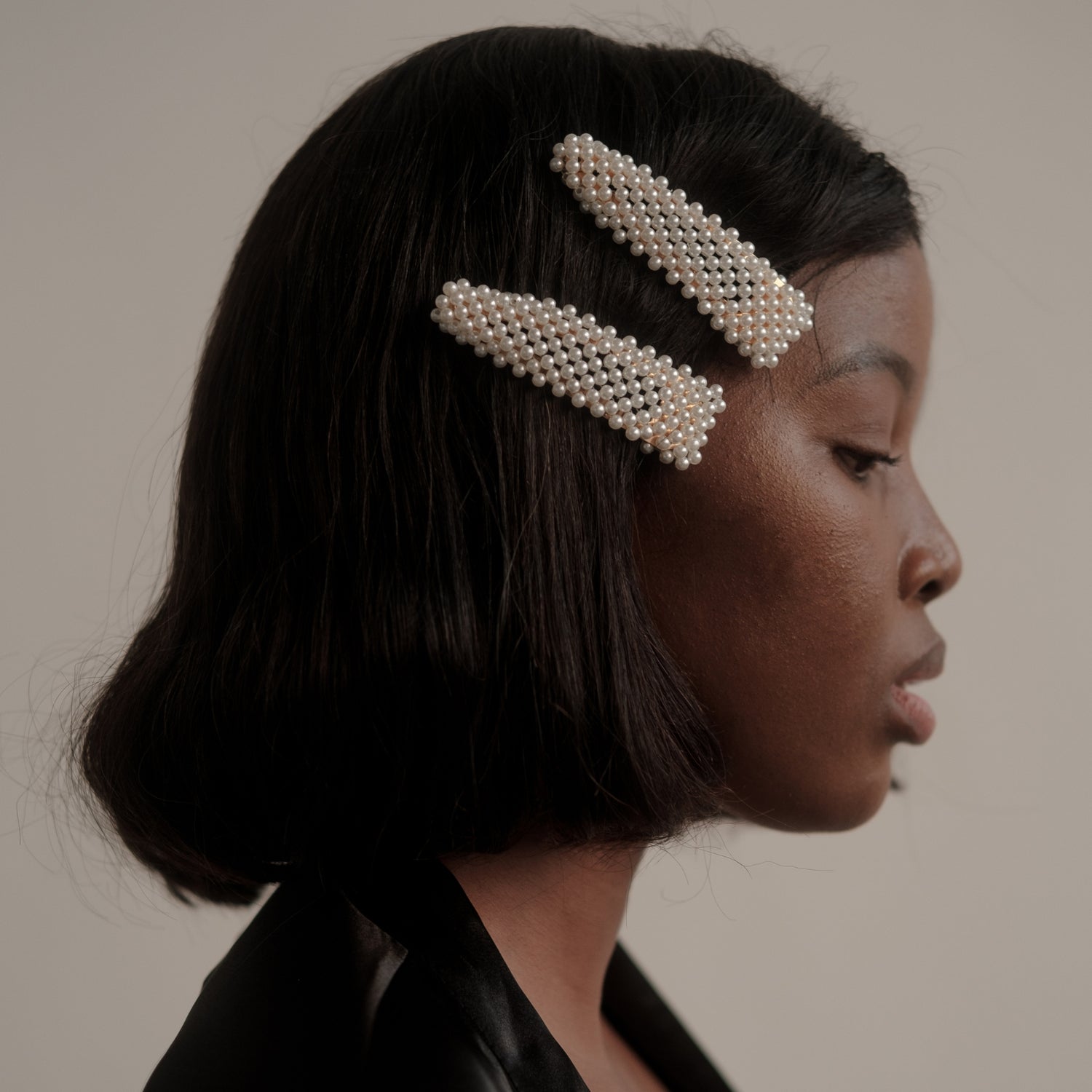 woman wearing two pearl hair clips